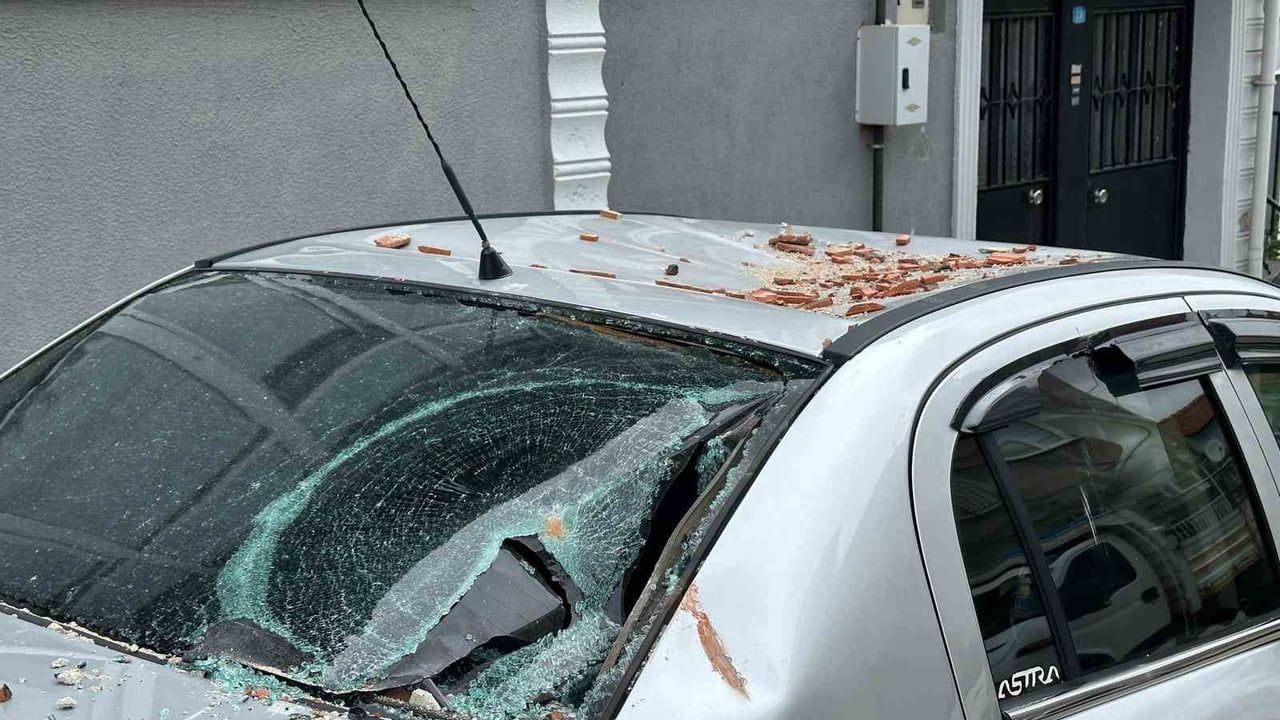 Uşak'ta kuvvetli fırtına hayatı olumsuz etkiledi