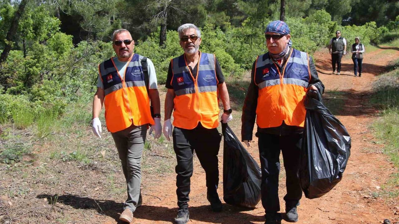 Uşak'ta 'Orman Benim' etkinliği: Yangın bilinçlendirmesi ve temizlik çalışması