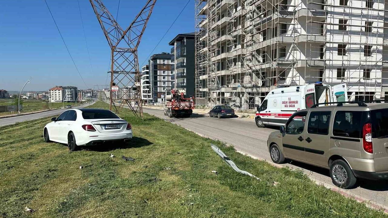 Uşak'ta park halindeki araca çarpan yabancı plakalı otomobil: 4 yaralı