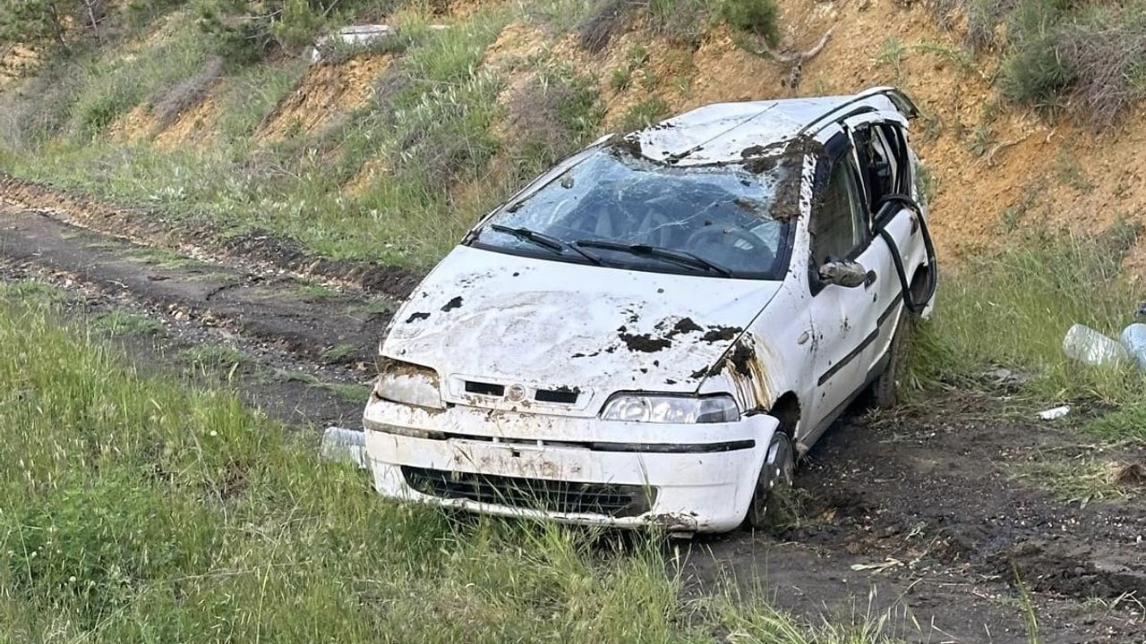 Uşak'ta şarampole devrilen otomobilde 3 kişi yaralandı