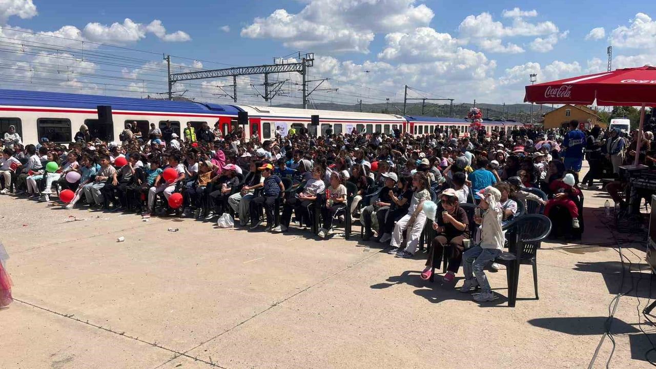 ‘Vagon Sahne’ Yerköy’de: Çocuklara 'Masal Treni', Yetişkinlere 'Komşu Köyün Delisi' Sahnelendi