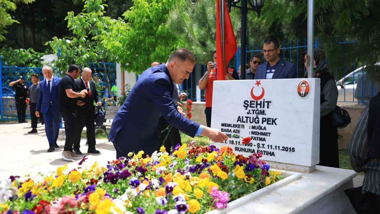 Vali Akbıyık, Kurban Bayramı'nda Menteşe Şehitliklerini Ziyaret Etti