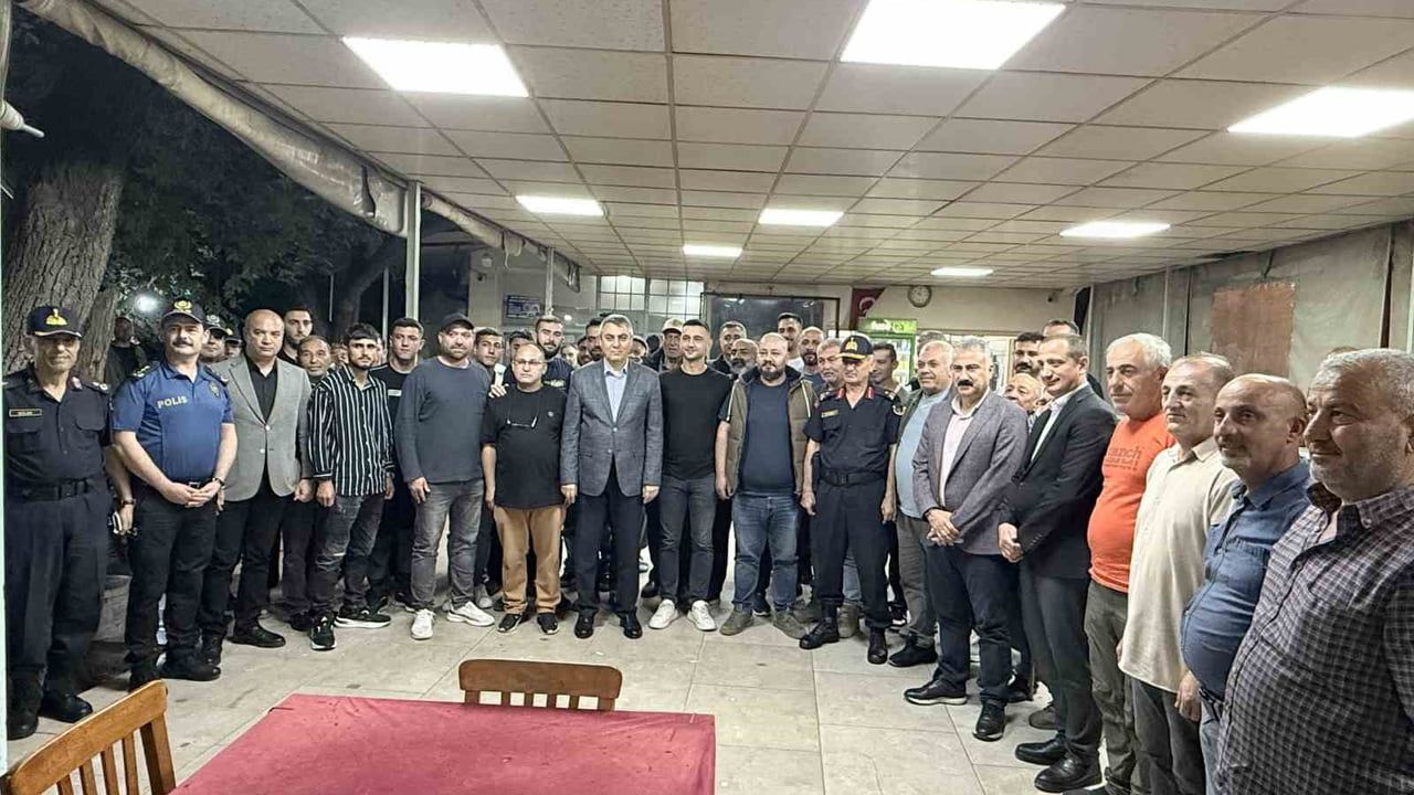Vali Atilla Toros Tarsus’ta vatandaşlarla buluştu: Bayram kutlaması ve uyuşturucuyla mücadele vurgusu