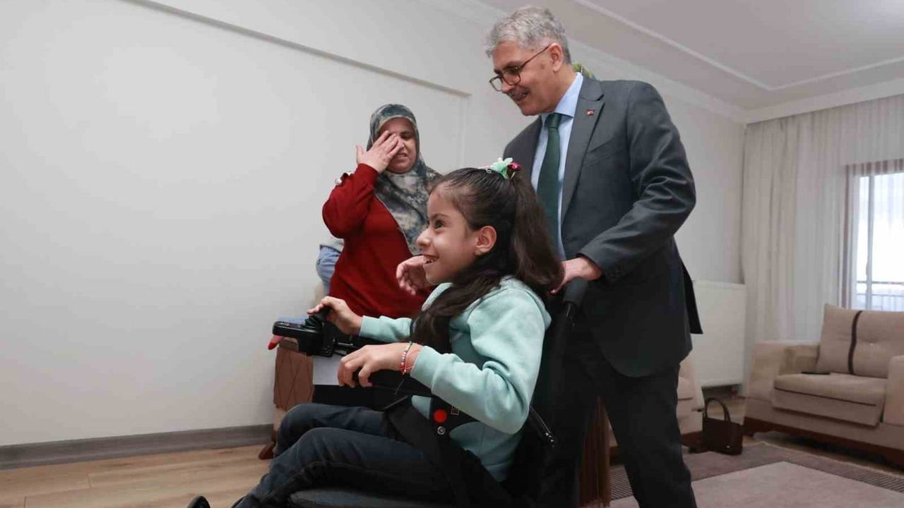 Vali Çelik, 10 yaşındaki Sümeyye’nin akülü sandalye hayalini gerçekleştirdi