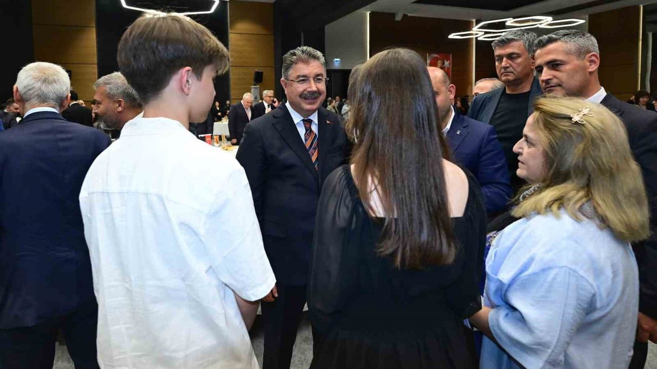 Vali Dr. Erdinç Yılmaz, Eskişehir Sempozyumu Gala Yemeğinde Paydaşlarla Bir Araya Geldi