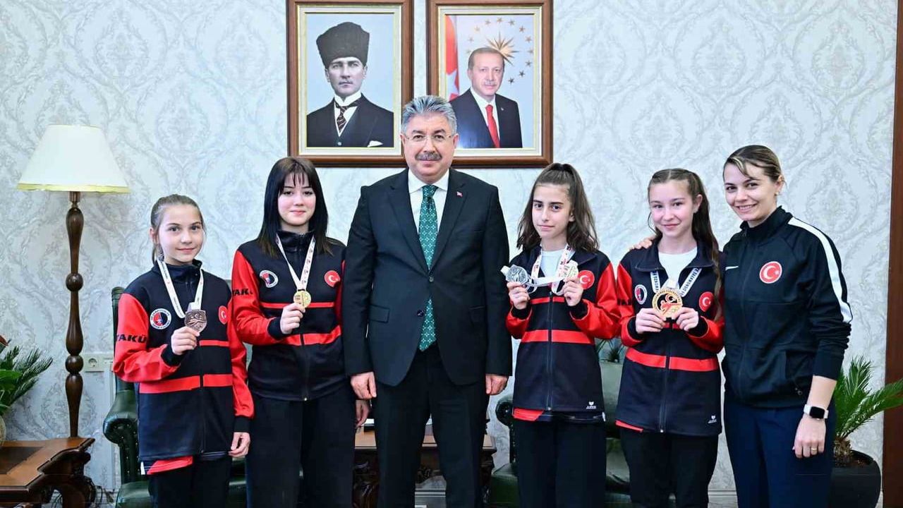 Vali Dr. Erdinç Yılmaz, Taekwondo Şampiyonu Gülsena Karakuyulu ve Genç Sporcuları Makamında Kabul Etti