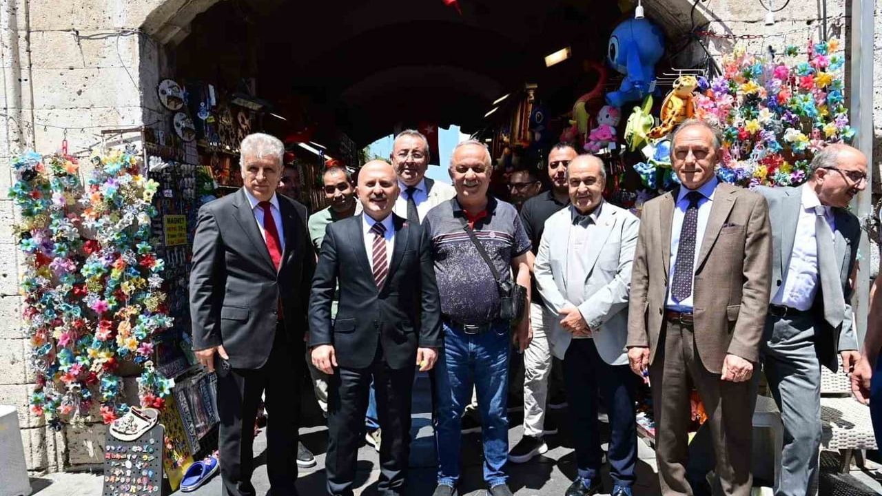 Vali Dr. Osman Varol ve KUTO Başkanı Serdar Akdoğan Kuşadası çarşı ziyaretinde esnafla buluştu