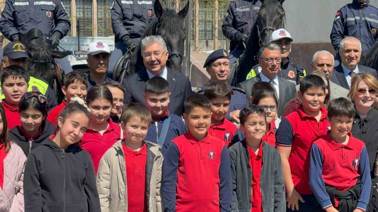 Vali Erdinç Yılmaz, Eskişehir'de Trafik Haftası etkinliğinde alkol gözlüğünü deneyimledi