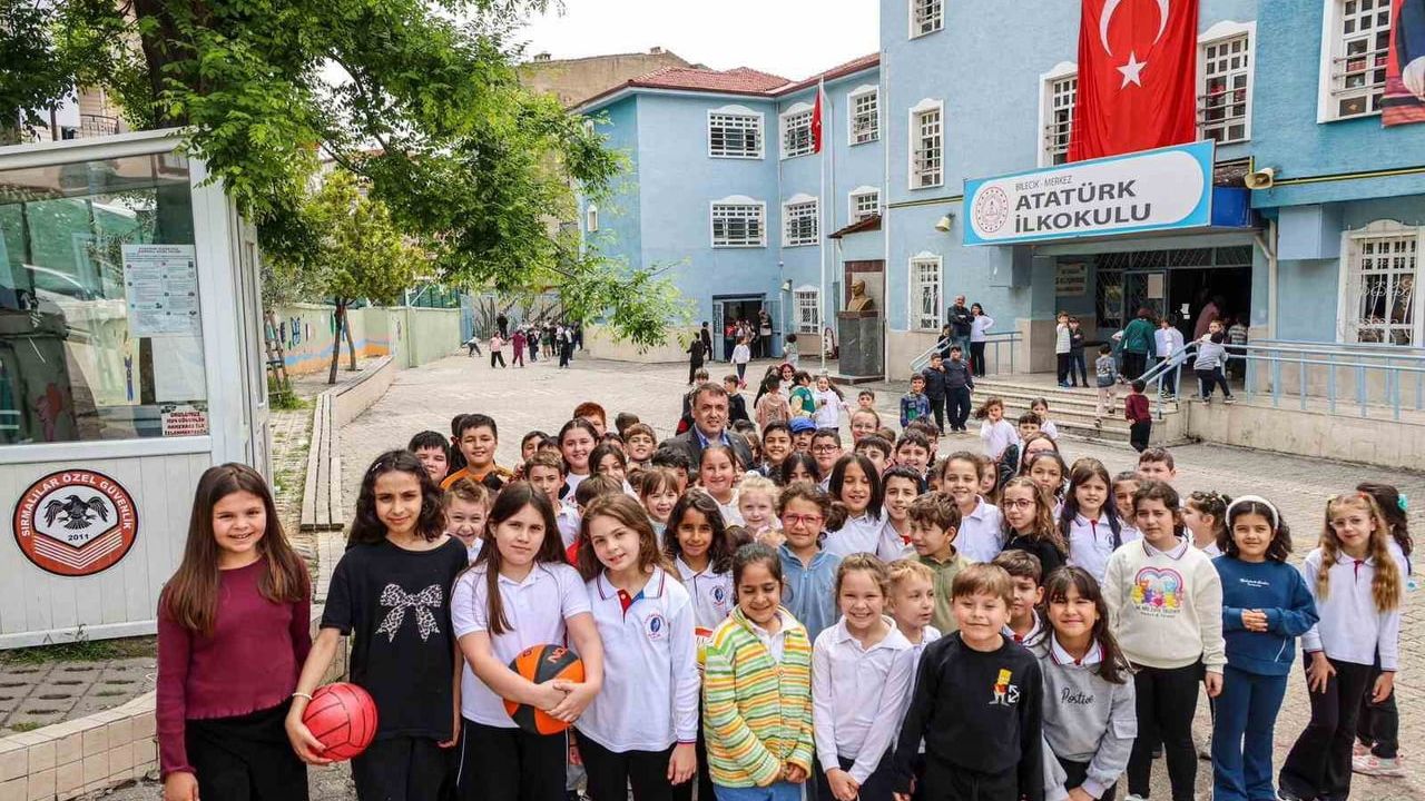 Vali Faik Oktay Sözer Atatürk İlkokulu'nda öğrencilerle buluştu