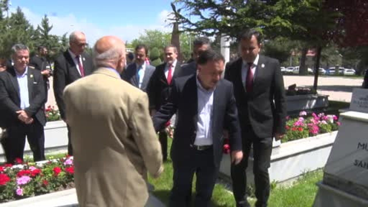 Vali Gökmen Çiçek, Kurban Bayramı Arifesinde Kartal Şehitliği'ni Ziyaret Etti