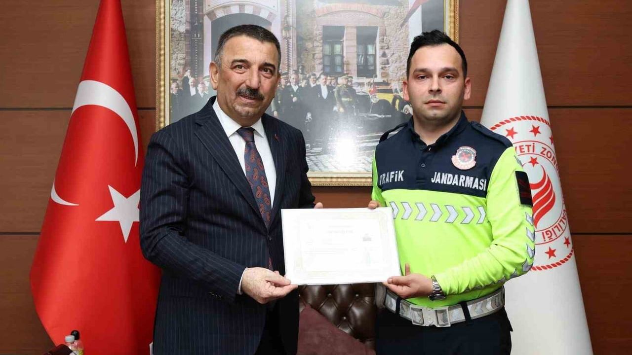Vali Hacıbektaşoğlu, Zonguldak'ta trafik personelini başarı belgesiyle ödüllendirdi