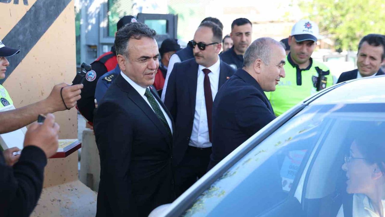 Vali Numan Hatipoğlu, arife günü görev başındaki polis ve jandarma ekipleriyle bayramlaştı