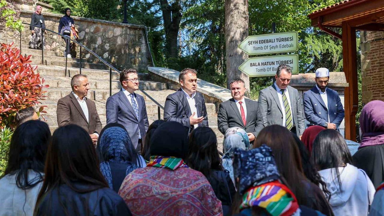 Vali Sözer, 'Kuruluştan Çanakkale’ye Tarih ve Medeniyet Gezisi' kapsamında gençlerle buluştu