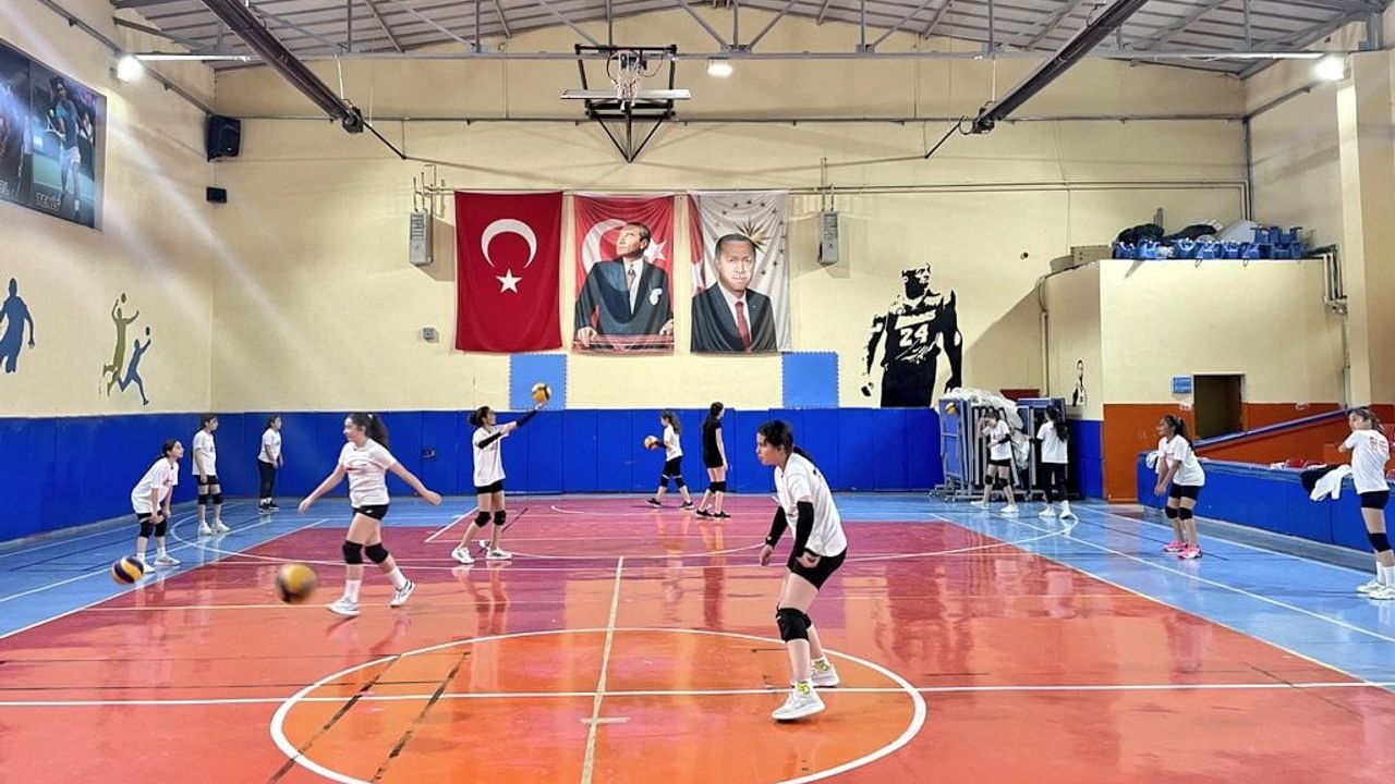 Vali Ziya Polat, Halitpaşa Spor Salonu'nda gençlerle voleybol oynadı