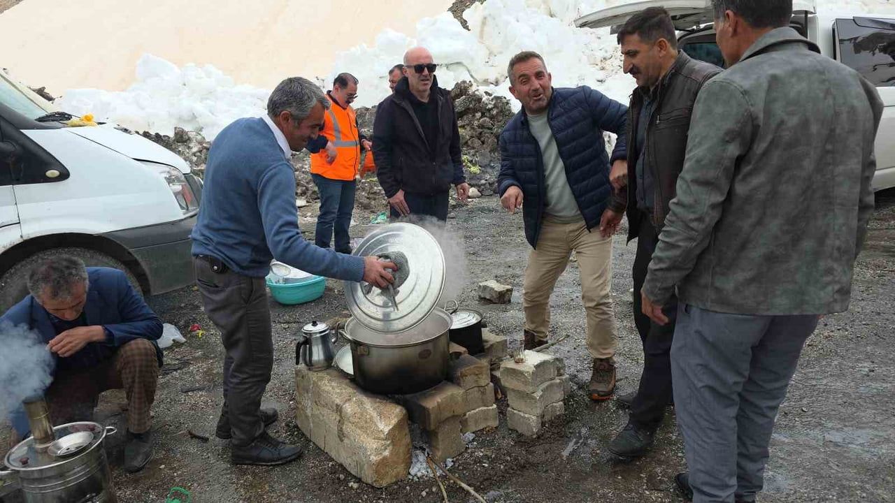 Van-Bahçesaray kara yolu fiziki olarak açıldı; nihai karar çığ komisyonu raporunda