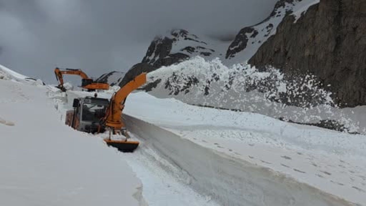 Van-Bahçesaray yolu 5 aylık kapanmanın ardından bugün açılma adımında; karar çığ komisyonunda