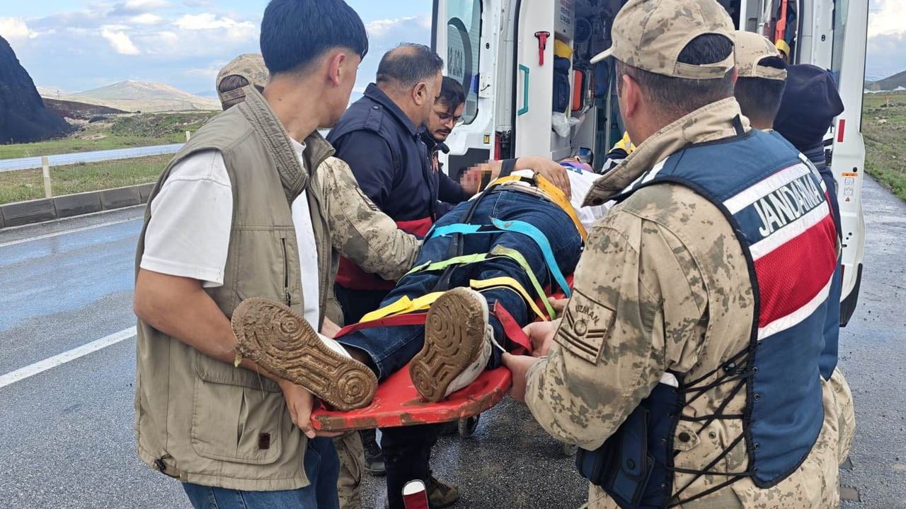 Van Çaldıran'da kamyonetin şarampole yuvarlanması: 5 yaralı