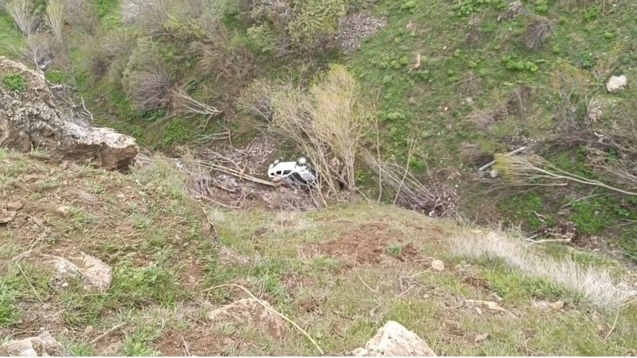 Van Çatak'ta uçuruma yuvarlanan otomobildeki 5 jandarma son anda atlayarak kurtuldu