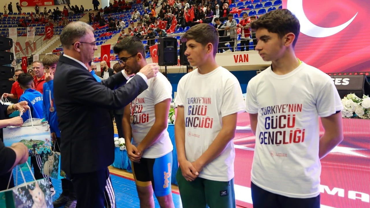 Van'da 19 Mayıs Atatürk'ü Anma, Gençlik ve Spor Bayramı törenle kutlandı
