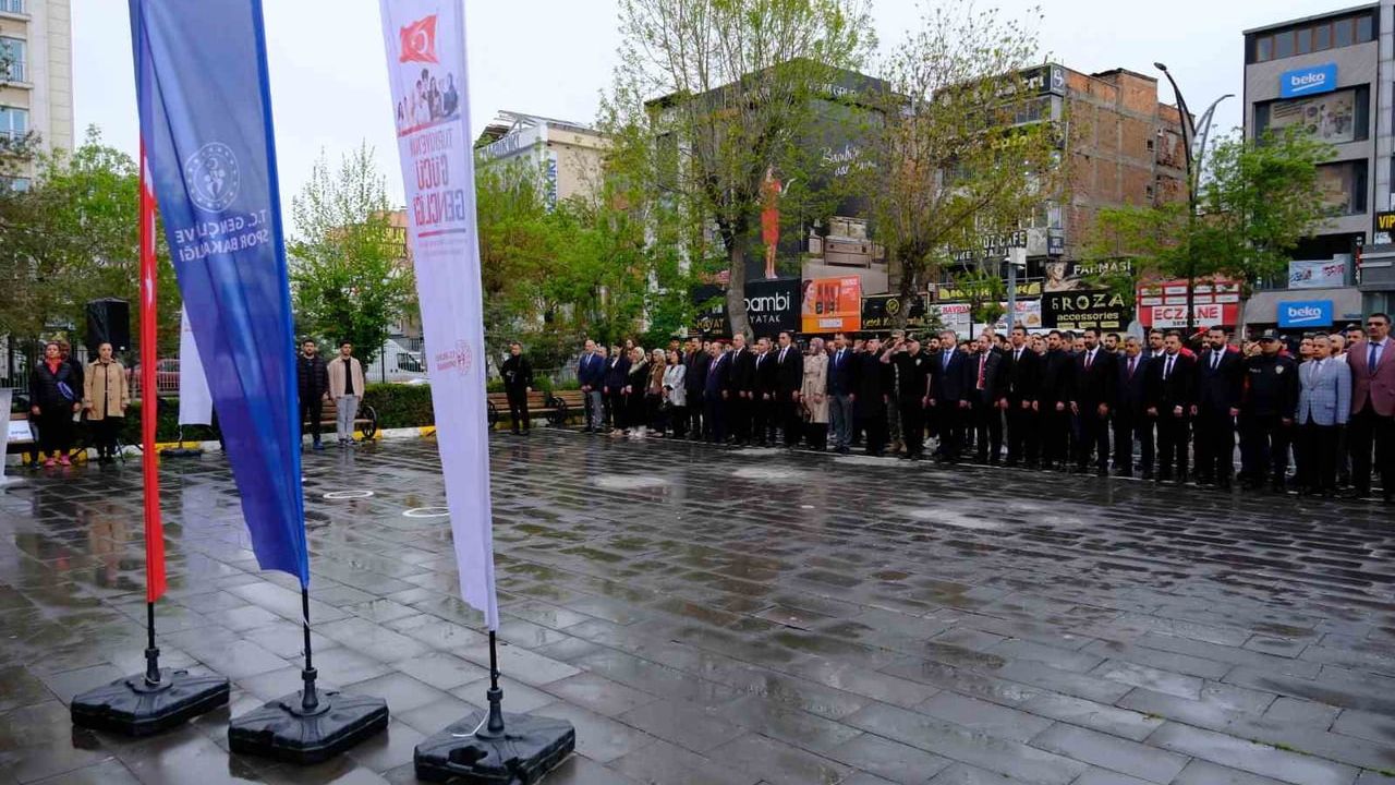 Van'da 19 Mayıs Kutlamaları Beşyol Meydanı'nda Çelenk Töreniyle Başladı
