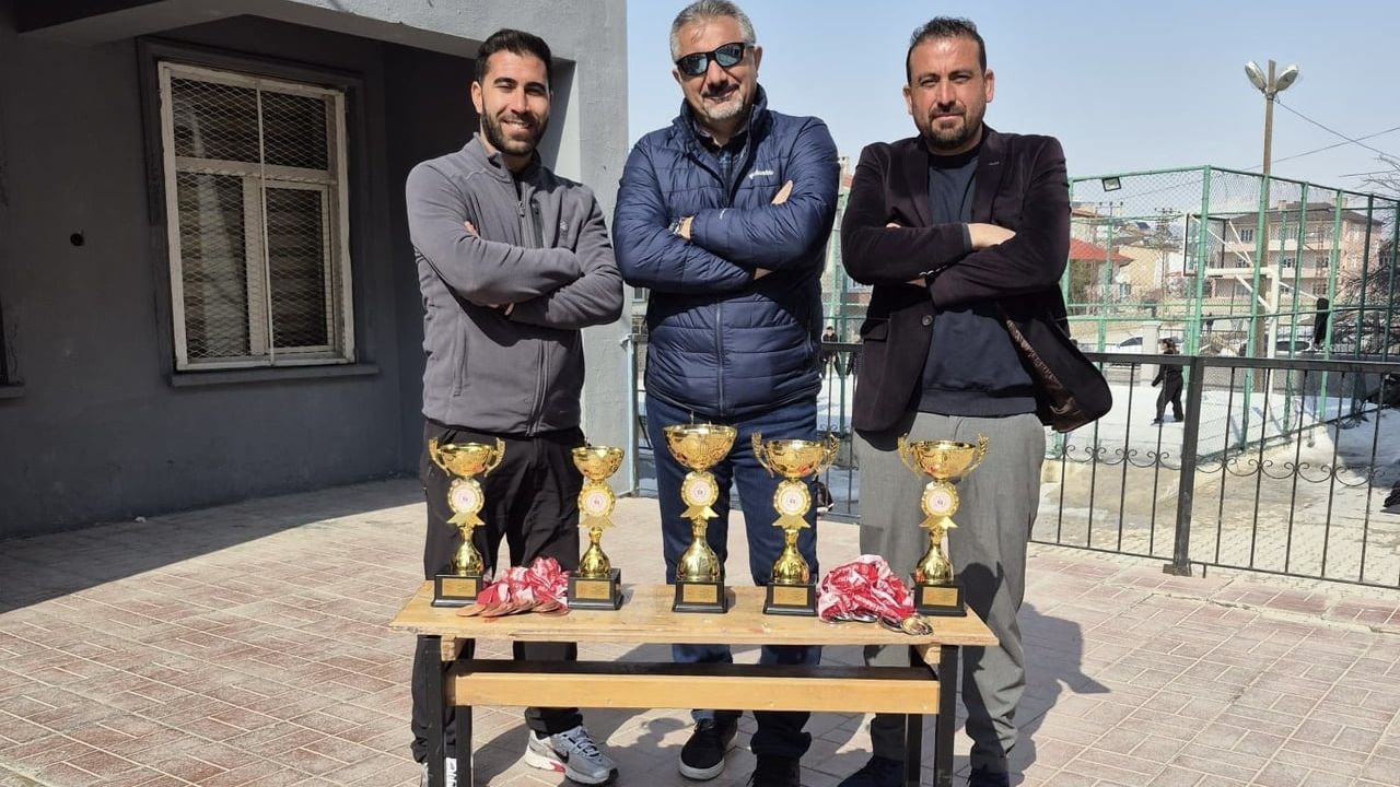 Van'da 20 yıllık eğitimci Mahmut Kipici, şampiyonluklarla okuluna veda etti