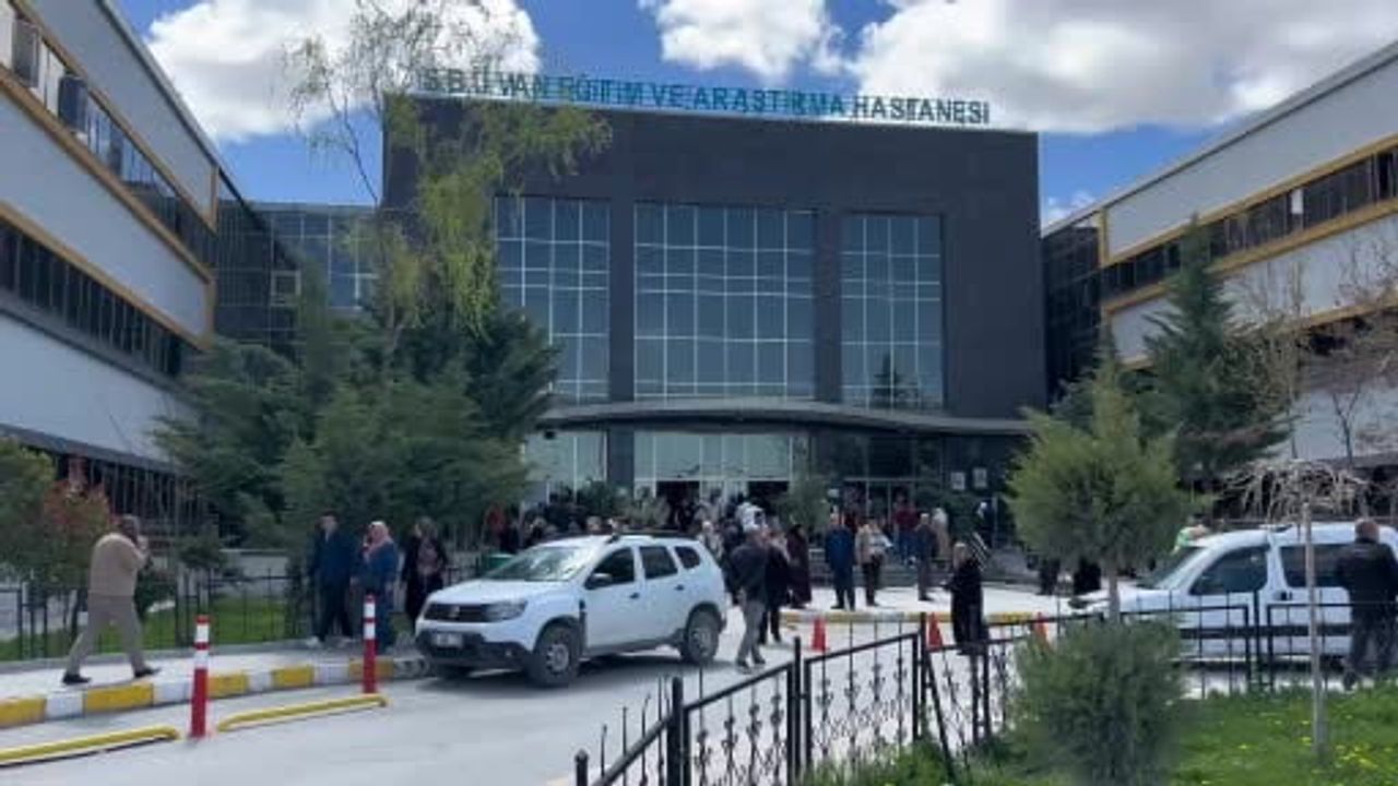 Van'da 35 haftalık gebe anneye aynı seansta sezaryen ve endoskopik hipofiz cerrahisi gerçekleştirildi