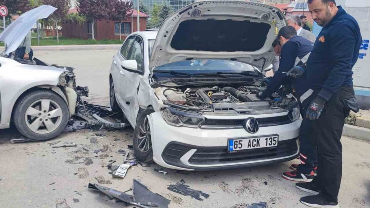 Van’da Alipaşa Mahallesi'nde İki Otomobil Çarpıştı: 1 Kişi Hafif Yaralandı