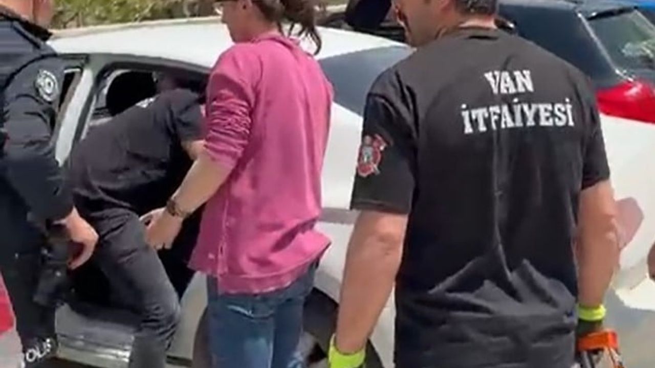 Van'da Anahtarı İçeride Unutulan Otomobilde Mahsur Kalan Çocuk İtfaiye Tarafından Kurtarıldı