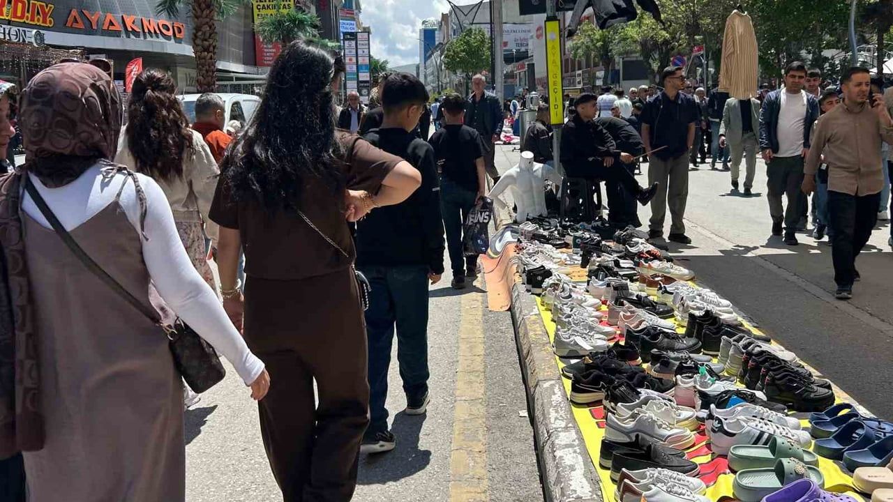 Van'da bayram yoğunluğu: Cumhuriyet Caddesi ve pazarlar hareketlendi