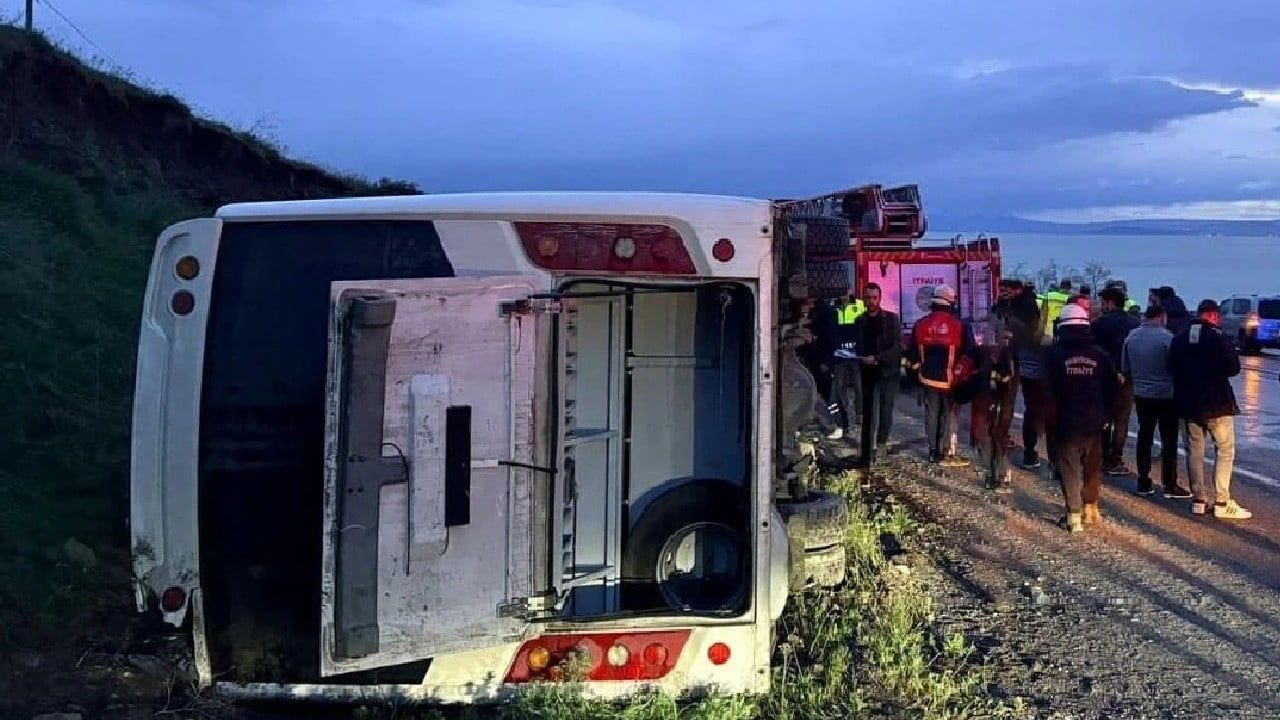Van'da emniyet personelini taşıyan midibüs devrildi: 4 yaralı