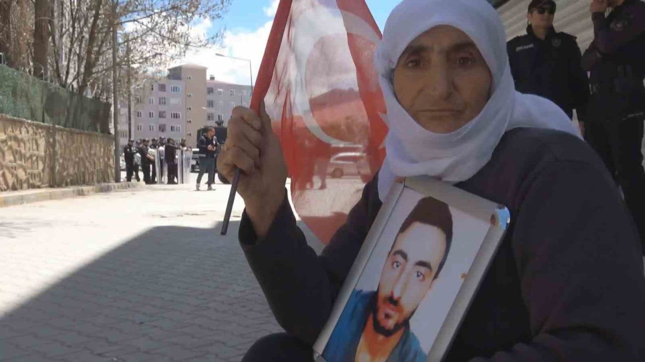Van'da evlat nöbeti kararlılıkla sürüyor