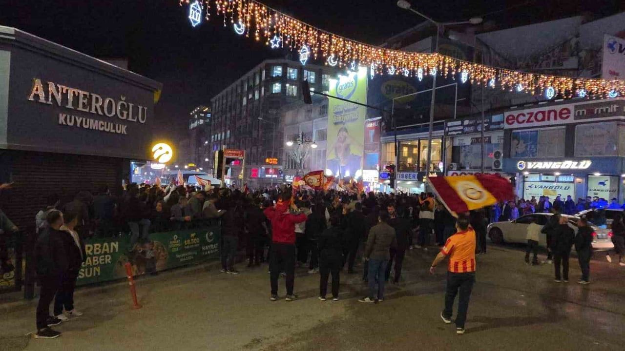 Van'da Galatasaray'ın şampiyonluk coşkusu araç konvoyları ve meşalelerle kutlandı