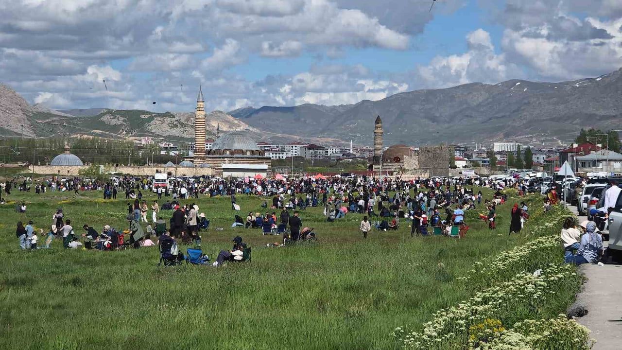 Van'da Gençlik Haftası: Van Kalesi'nde Renkli Uçurtma Şenliği