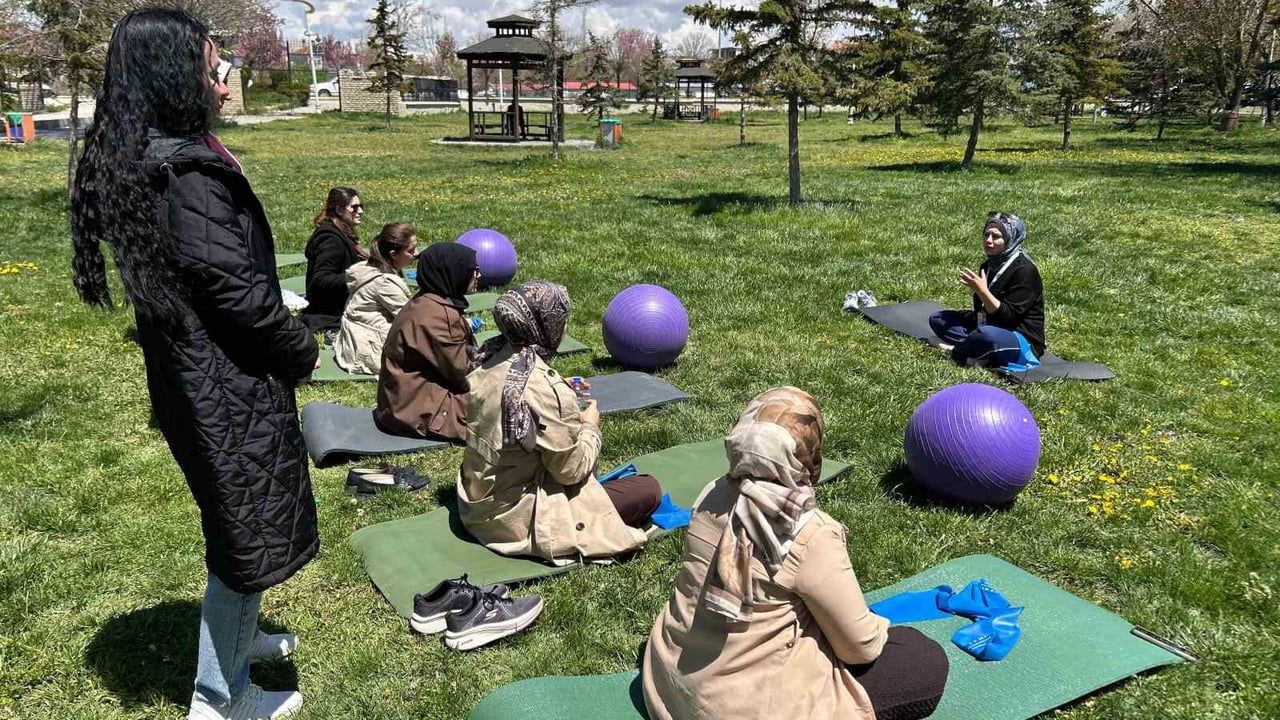 Van'da 'Her Gebeye Bir Ebe' projesi Anneler Günü etkinliğinde gebelerle buluştu