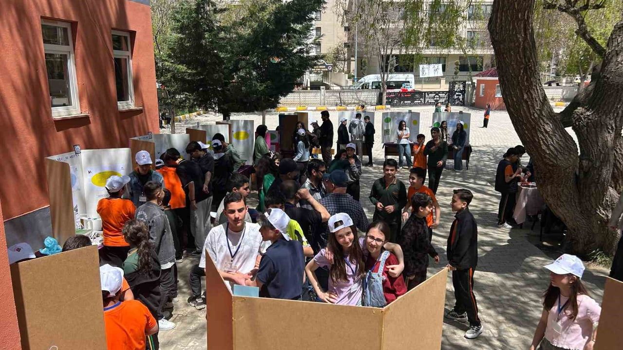 Van'da İlknur Ilıcalı Ortaokulu'nda 19 projeyle bilim fuarı düzenlendi