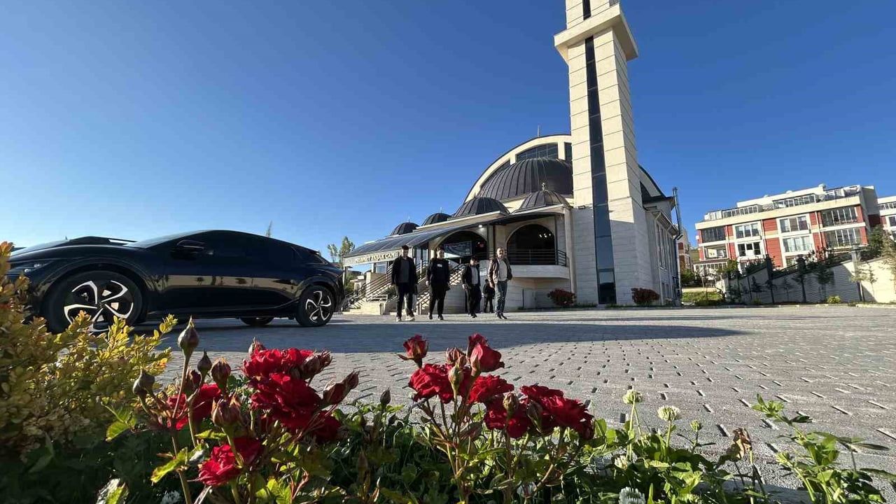 Van'da Kurban Bayramı Namazı: Mehmet Yaşar Camii'nde Coşkulu Katılım