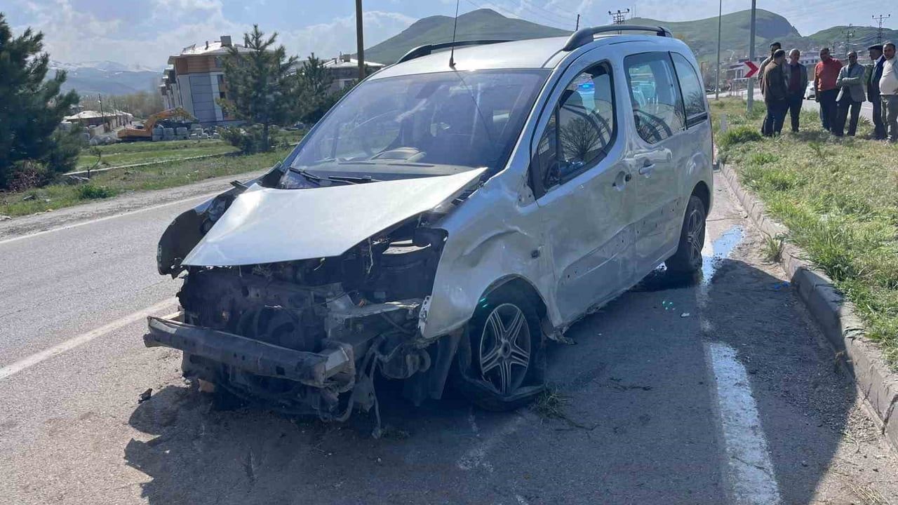Van Gevaş'ta kamyonet aydınlatma direğine çarptı: 4 kişi yaralandı