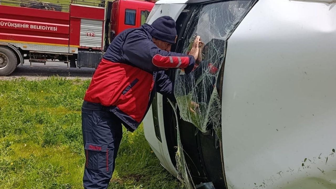 Van Gevaş'ta minibüs devrildi: 2 kişi yaralandı
