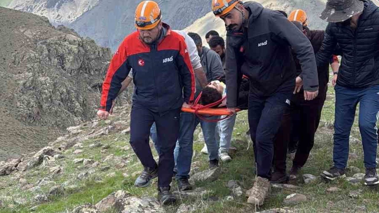 Van İpekyolu'nda kayalık alandan düşen 14 yaşındaki çocuk hastaneye kaldırıldı