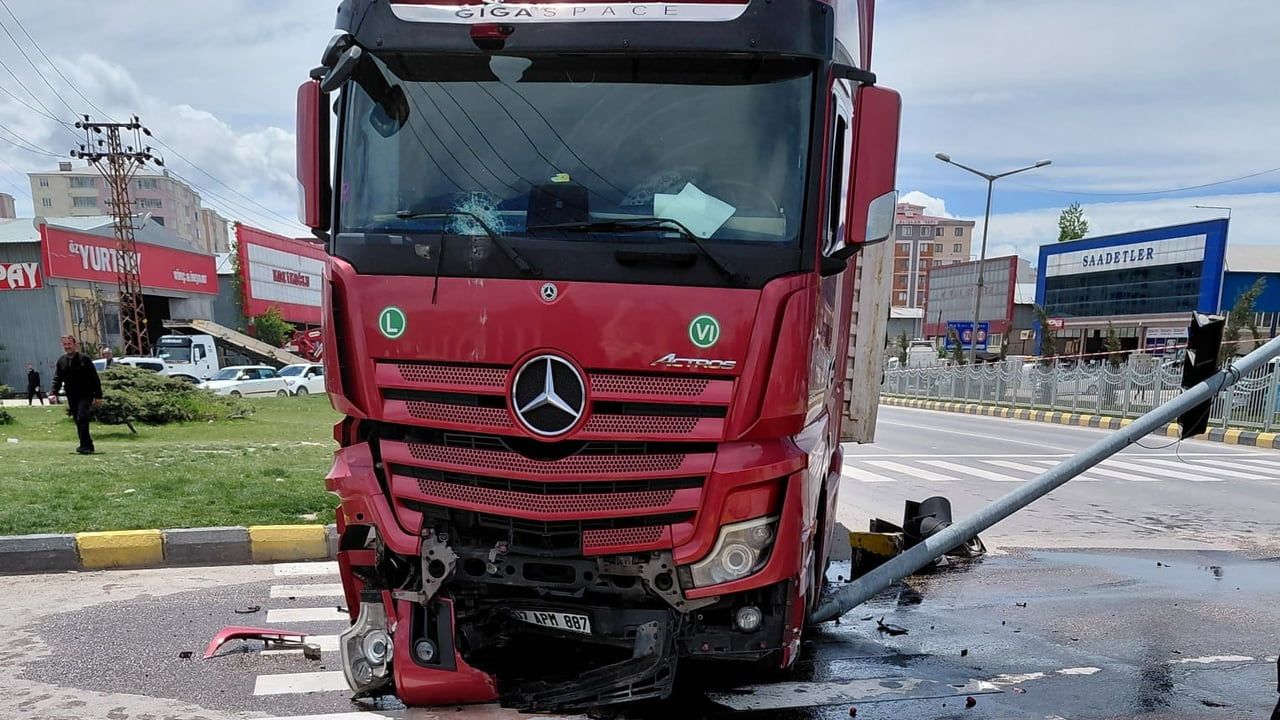 Van Otogar Kavşağı'nda tırın yön tabelasına çarpması: 1 yaralı