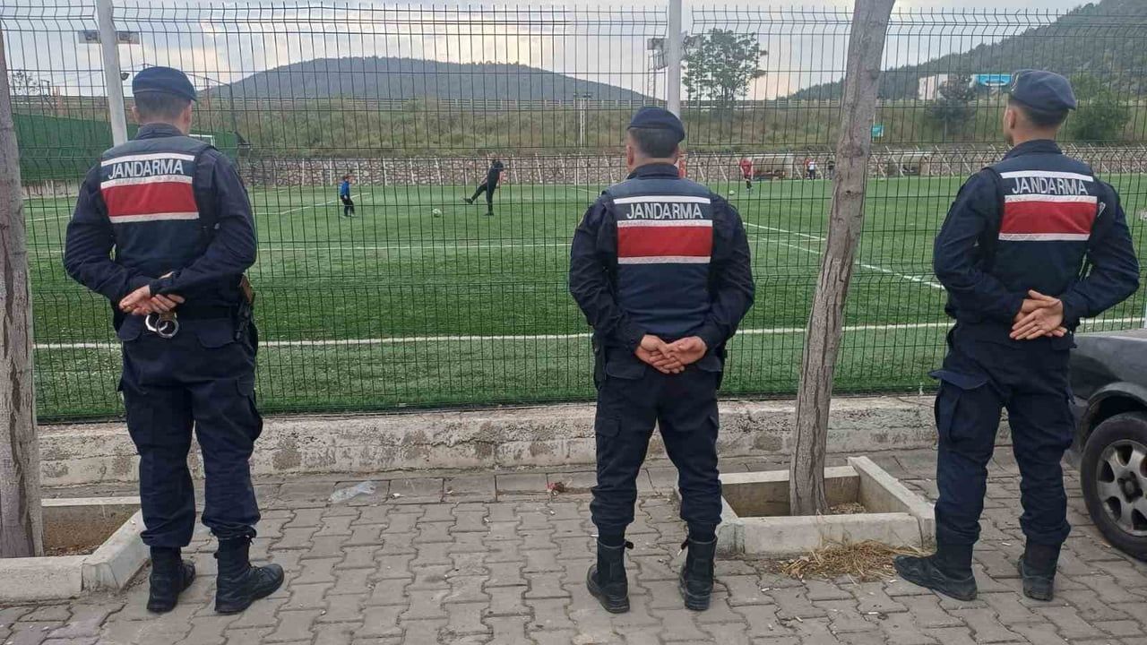 Vezirhanspor-1299 Bilecikspor maçında jandarma tarafından üst düzey güvenlik önlemleri