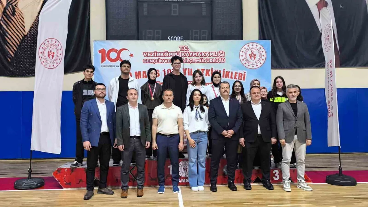 Vezirköprü’de Liseler Arası Parlamenter Münazara Programı tamamlandı