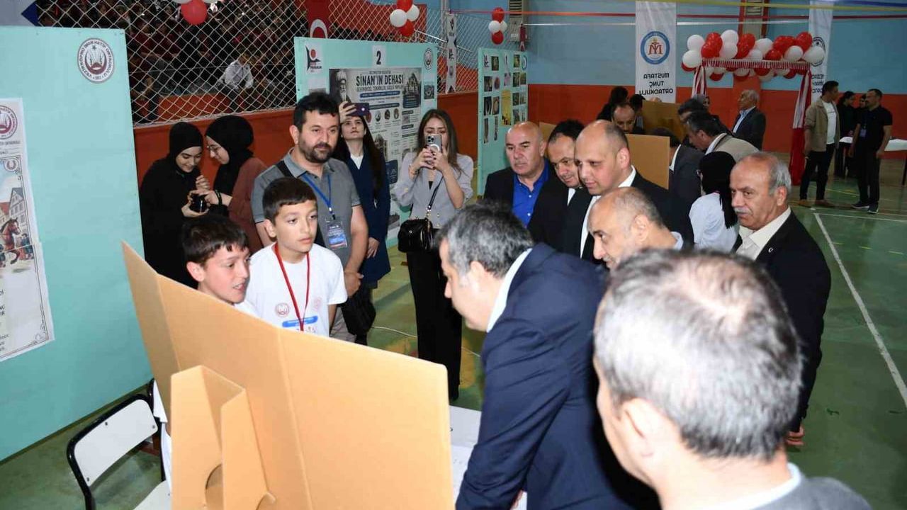 Vezirköprü'de TÜBİTAK 4006 Bilim Fuarı: Öğrenciler Projelerini Sergiledi