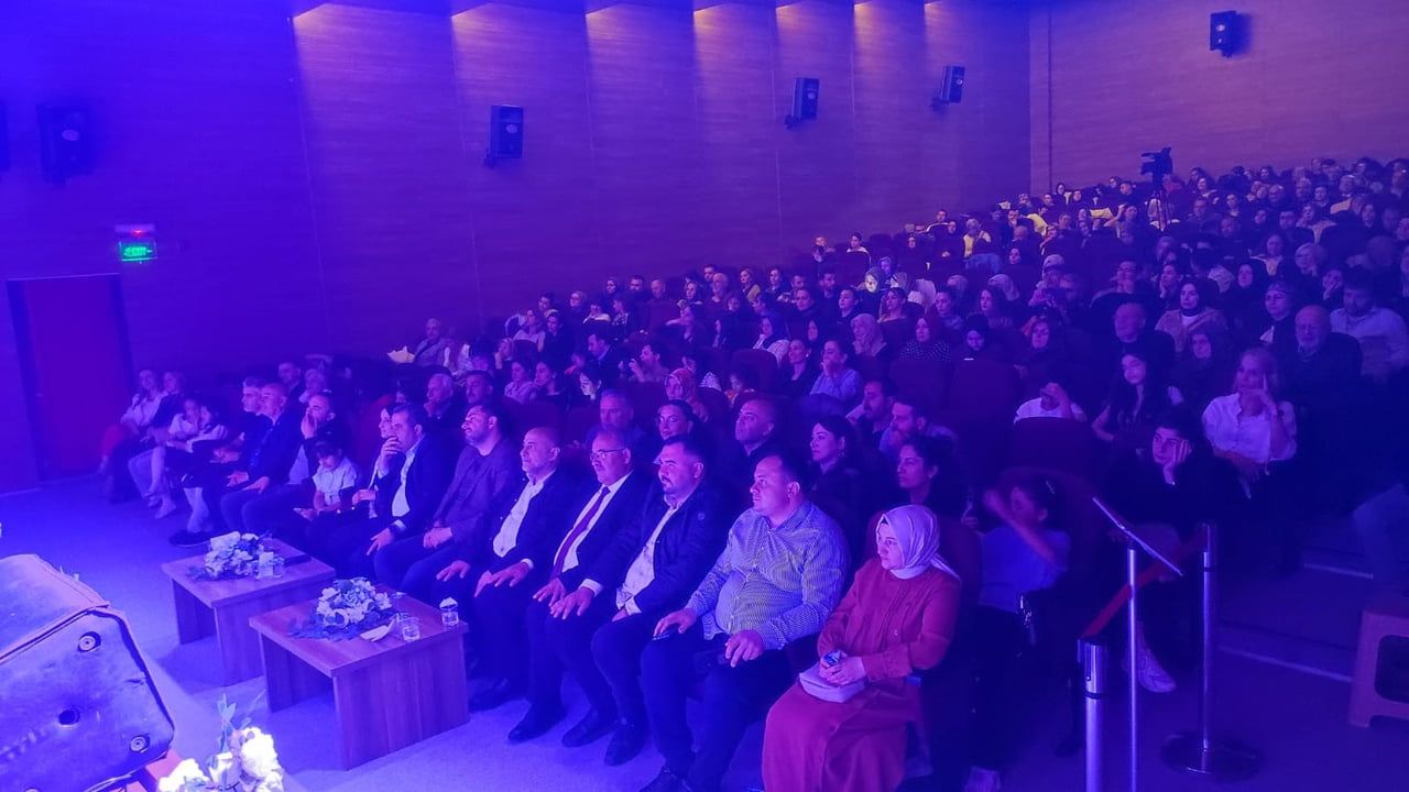 Vezirköprü Maarif Korosu'ndan "19 Mayıs Gençlik Konseri" — Öğretmenlerden coşkulu performans
