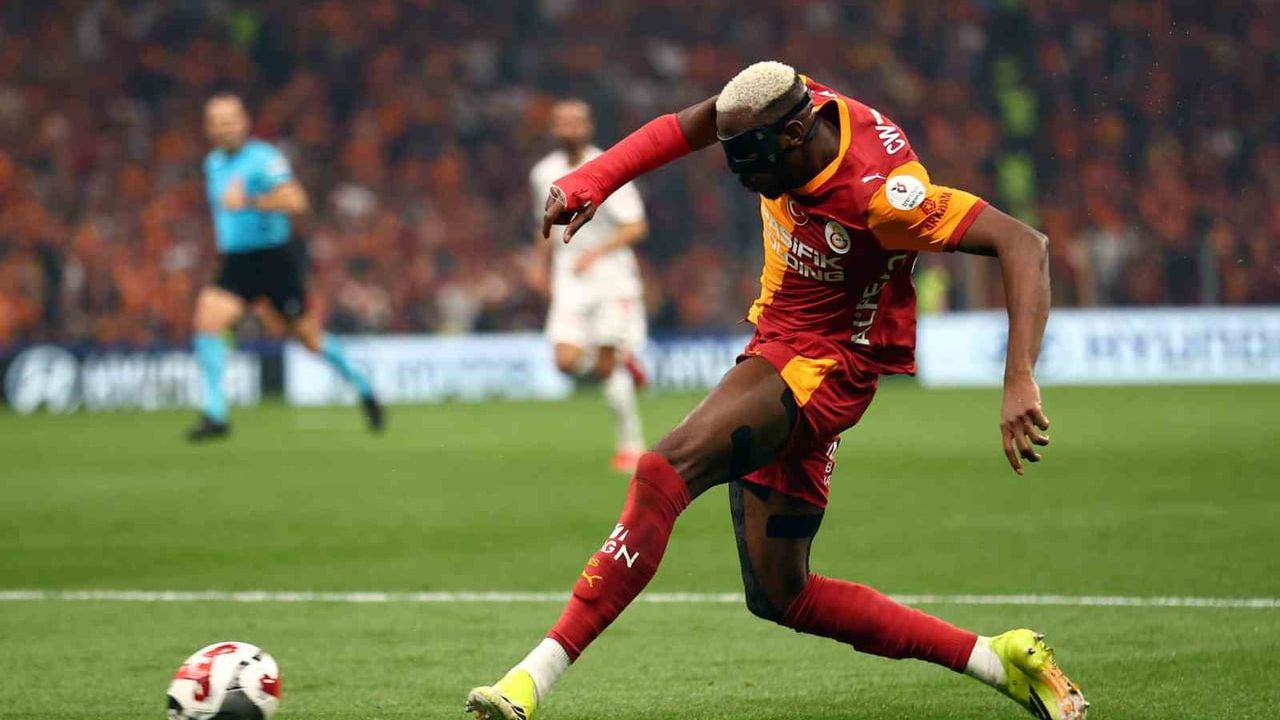 Victor Osimhen, Antalyaspor maçındaki sarı kartla Kasımpaşa deplasmanında cezalı
