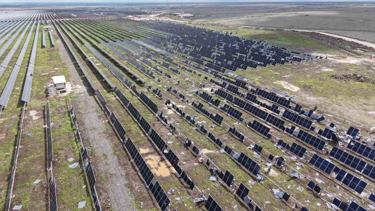Viranşehir’de hortum güneş enerjisi panellerini kullanılamaz hale getirdi, milyonlarca lira zarar oluştu