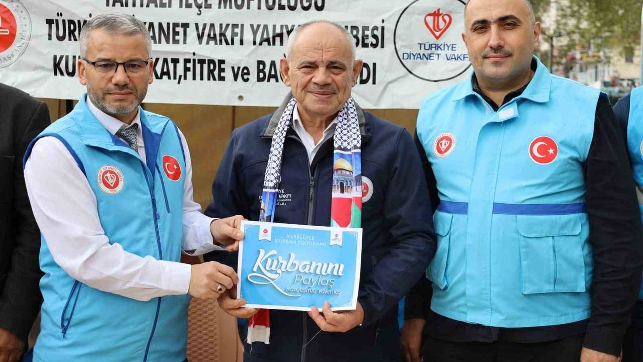 Yahyalı Belediye Başkanı Esat Öztürk, TDV'nin vekaletle kurban kampanyasına bağışta bulundu