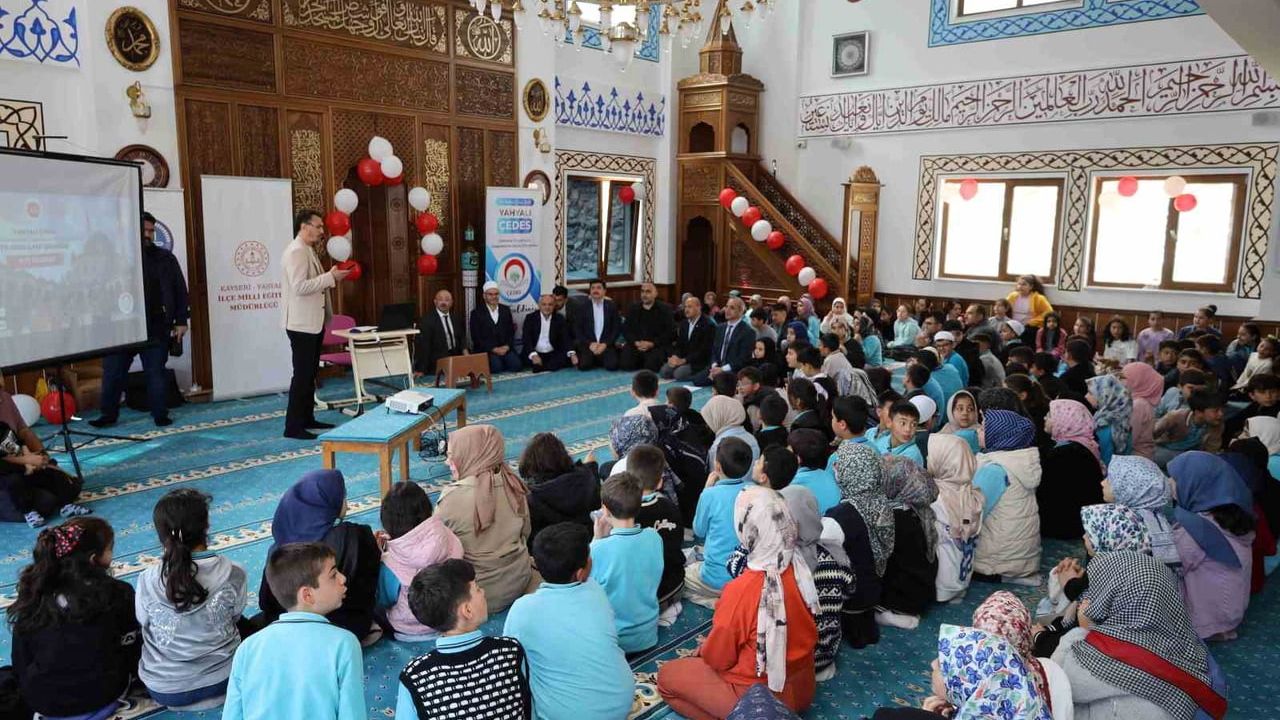Yahyalı'da ÇEDES Yıl Sonu Şenliği: Gençler Milli ve Manevi Değerlerle Buluştu