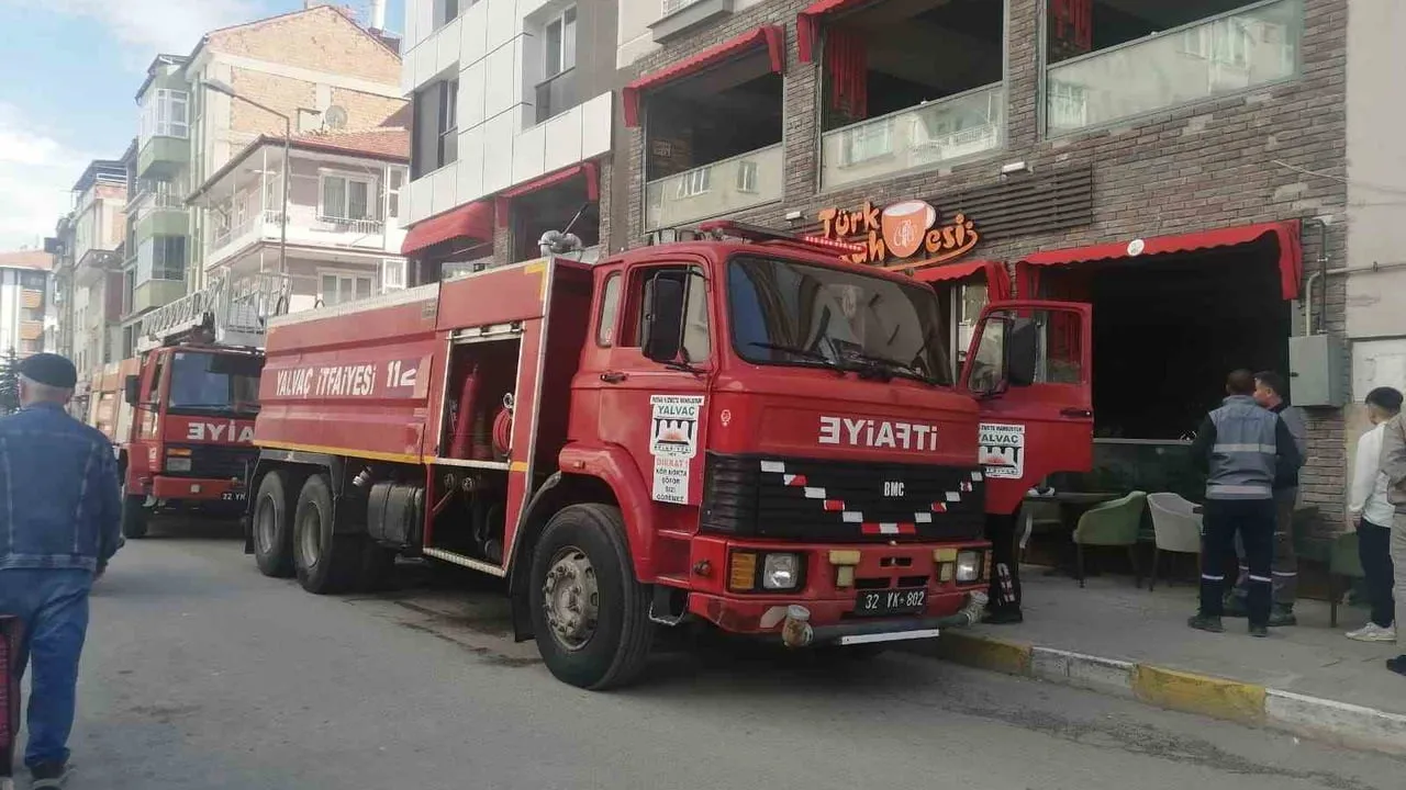 Yalvaç'ta kafe mutfağında çıkan fritöz yangını işletme sahibinin müdahalesiyle kontrol altına alındı