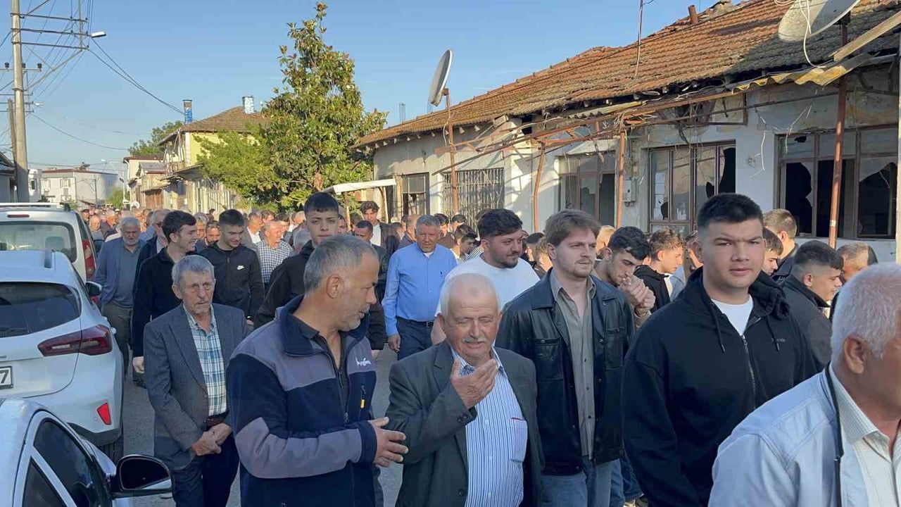 Yamanlı Mahallesi'nde 110 yıllık bayramlaşma geleneği: Kuyruk yaklaşık 1 kilometreye ulaştı